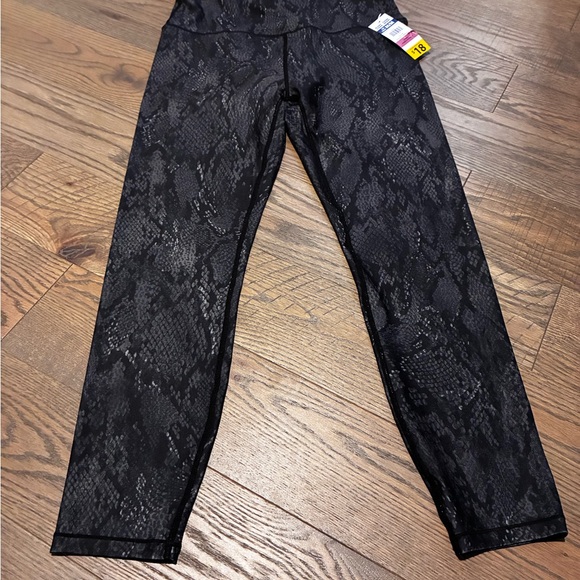 Stylish Black Snake Pattern Leggings - Picture 3 of 12